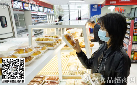 消費(fèi)者在門店選購(gòu)烘焙商品 消費(fèi)者在門店選購(gòu)烘焙商品