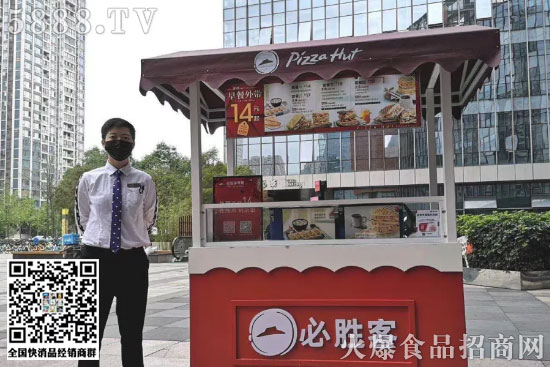 除了肯德基,麥當(dāng)勞也在寫字樓、商場(chǎng)外擺起攤,賣起早餐,還打出“早餐‘袋’著走”的口號(hào)。其實(shí),在更早前,麥當(dāng)勞已經(jīng)開始在一些地鐵站擺攤賣早點(diǎn)。 除了肯德基,麥當(dāng)勞也在寫字樓、商場(chǎng)外擺起攤,賣起早餐,還打出“早餐‘袋’著走”的口號(hào)。其實(shí),在更早前,麥當(dāng)勞已經(jīng)開始在一些地鐵站擺攤賣早點(diǎn)。