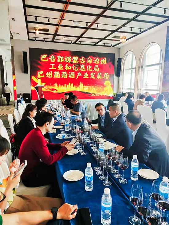 新疆焉耆盆地葡萄酒產(chǎn)業(yè)推介會(huì)在成都成功召開 新疆焉耆盆地葡萄酒產(chǎn)業(yè)推介會(huì)在成都成功召開
