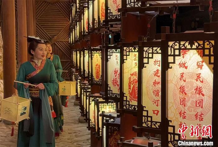 圖為游客身著古裝逛燈會?！堈裣?攝