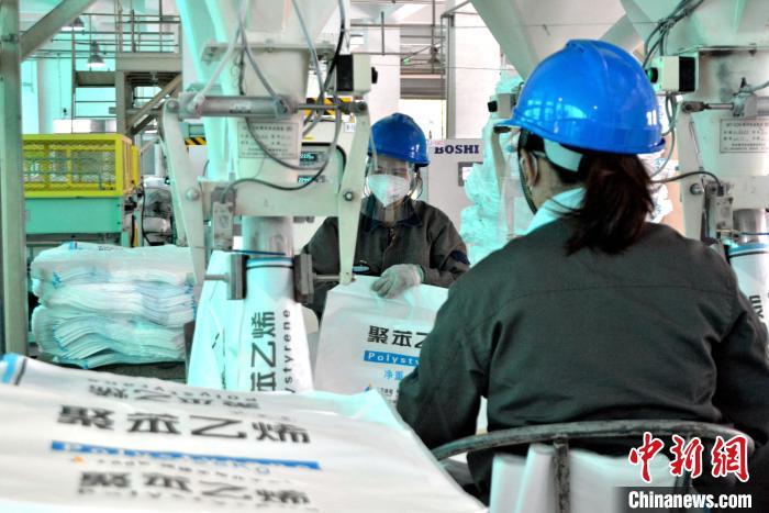 工人在生產(chǎn)線上包裝聚苯乙烯產(chǎn)品。　林弘梫 攝