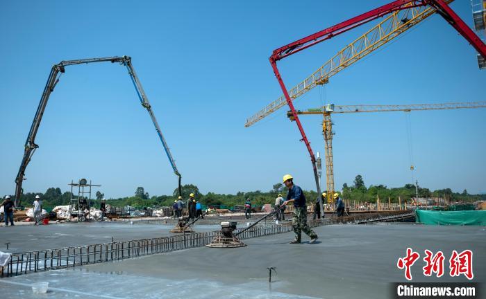 天府站多線橋施工澆筑現(xiàn)場。　劉忠俊 攝