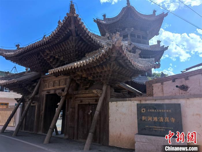 圖為集漢、藏、伊斯蘭風格于一體的700年歷史的全國重點保護文物——阿河灘清真寺?！埡ｖ?攝