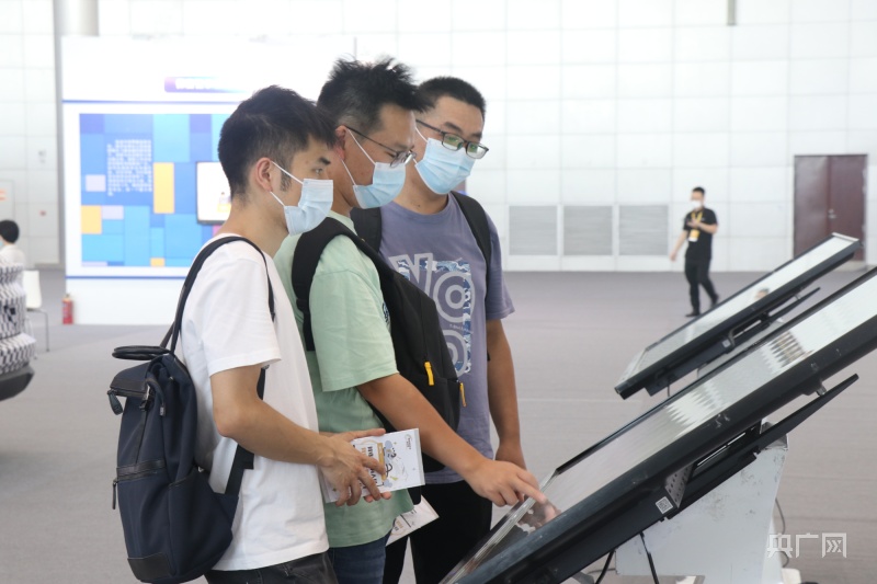 市民結(jié)伴而行，一起認(rèn)真了解網(wǎng)絡(luò)安全科普知識(央廣網(wǎng)記者 趙家慧 攝)