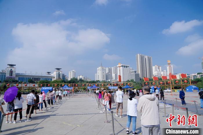 資料圖為居民有序排隊(duì)進(jìn)行核酸檢測(cè)?！●R銘言 攝