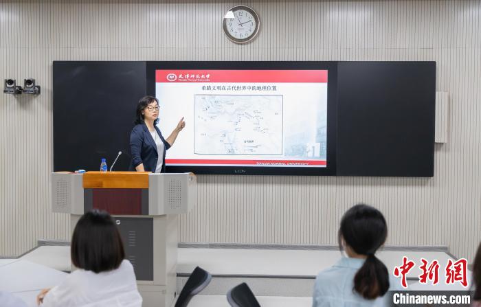 天津師范大學跨文化與世界文學研究院院長、教授郝嵐正在為同學們上課。　王在御 攝
