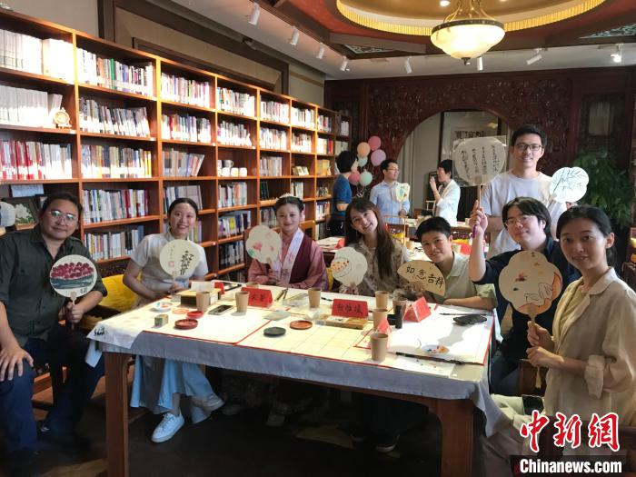 9月14日，“月動臨秋扇”中華傳統(tǒng)文化沉浸式體驗活動在北京紀曉嵐故居舉辦。陳建新 攝 陳建新 攝