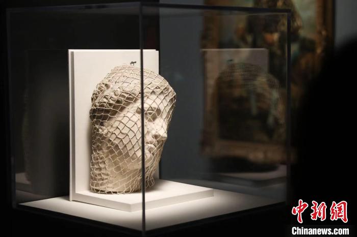 曼雷的裝置作品《維納斯》。　張亨偉 攝