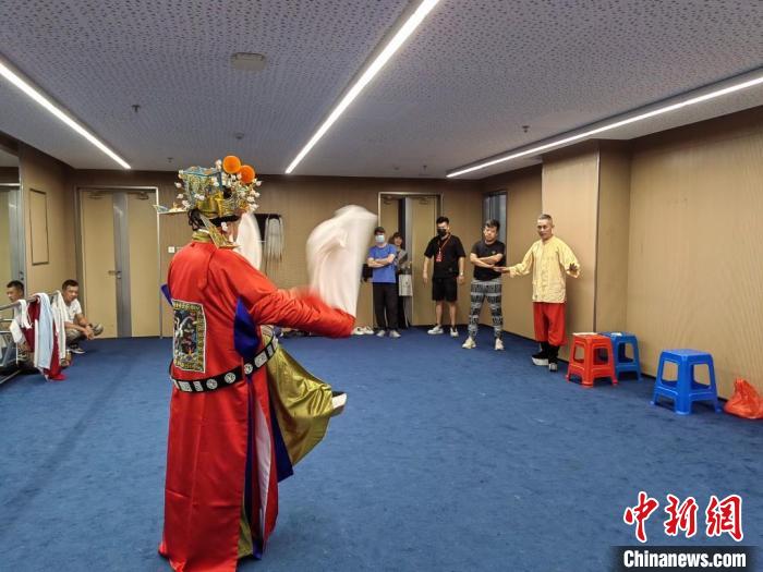 “天下第一團”正在進行練習?！±ド绞形捏w廣電和旅游局供圖