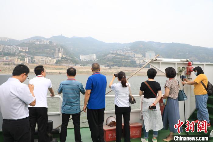 重慶市政協(xié)“同心聚力巴渝行”主題采訪團15日走進奉節(jié)，了解當?shù)卣f(xié)委員護江成效。　梁欽卿 攝