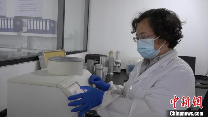 檢驗(yàn)員對(duì)樣品進(jìn)行檢測(cè)?！⊥趸萘?攝