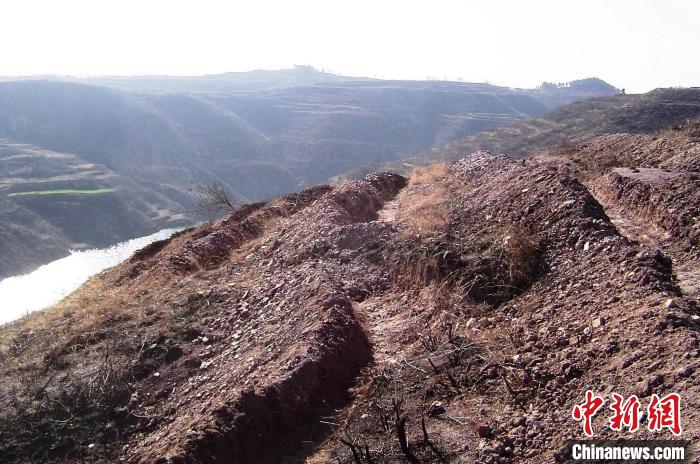 圖為荒坡原貌?！●T華 攝