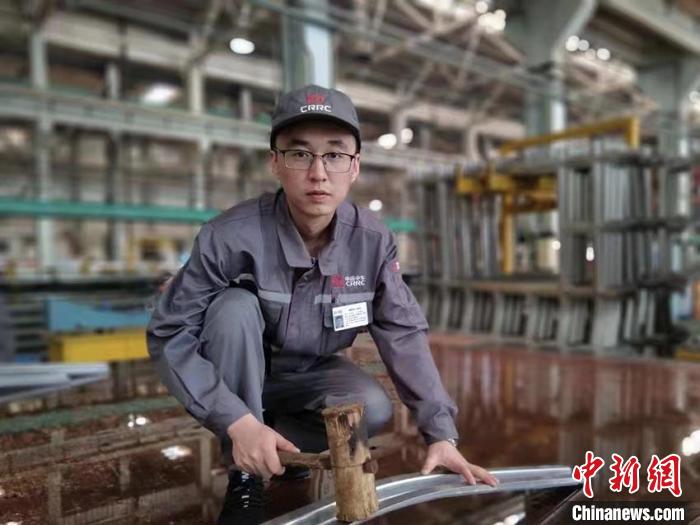 王漢卿在調(diào)修側(cè)墻彎梁。　受訪者供圖