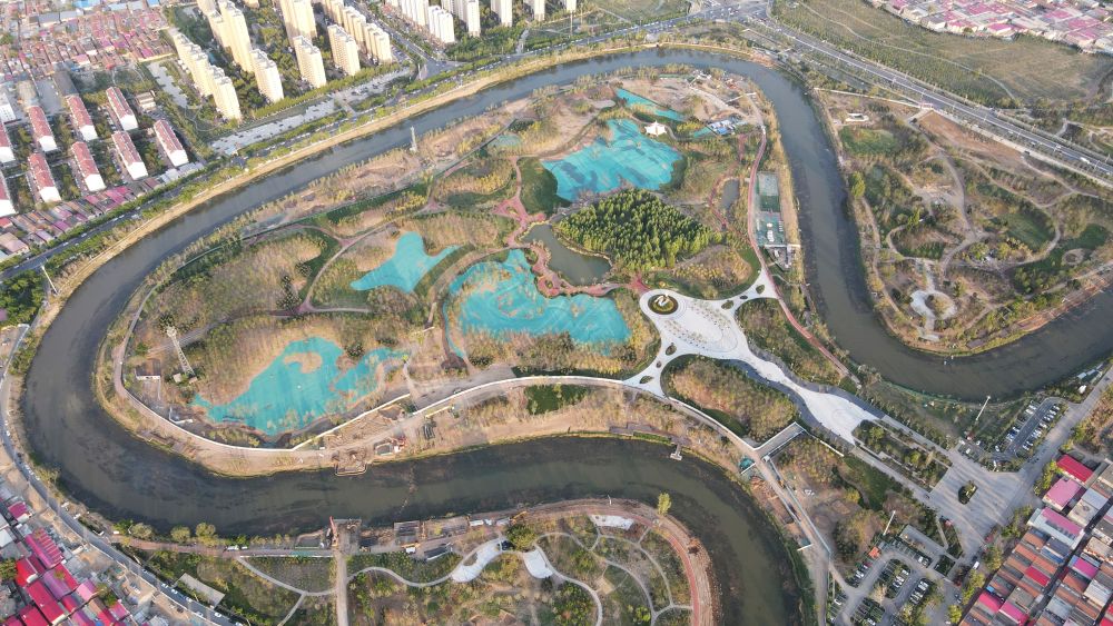 　圖為4月30日拍攝的河北滄州市區(qū)的大運河“Ω”形河道。新華社發(fā)(傅新春 攝)