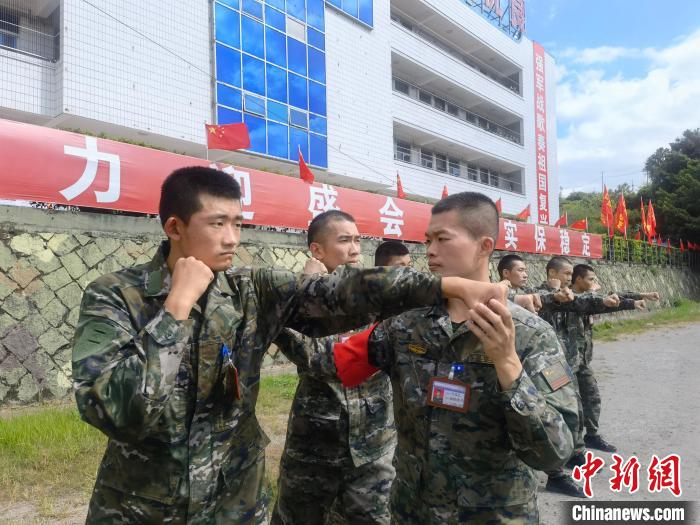 新兵尤云龍(左)不斷向一名合格軍人蛻變?！￡愴?攝