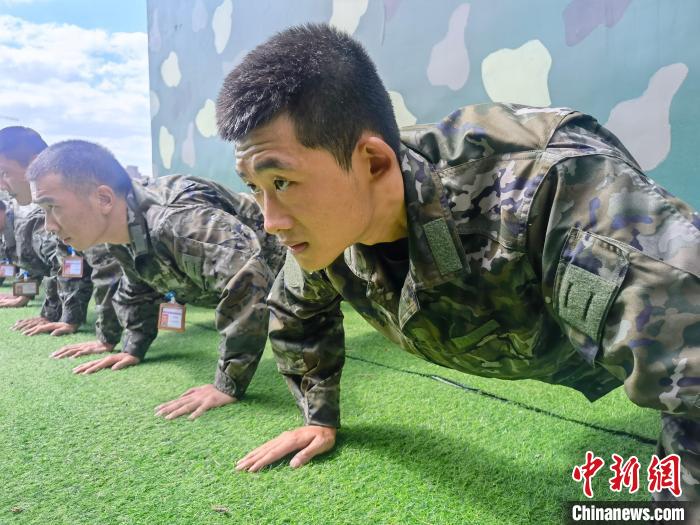 尤云龍正在和戰(zhàn)友進(jìn)行體能訓(xùn)練?！×志杆?攝