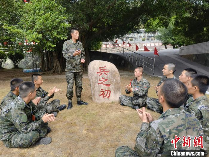 尤云龍為戰(zhàn)友講述父輩保家衛(wèi)國的故事。　鐘煒俊 攝