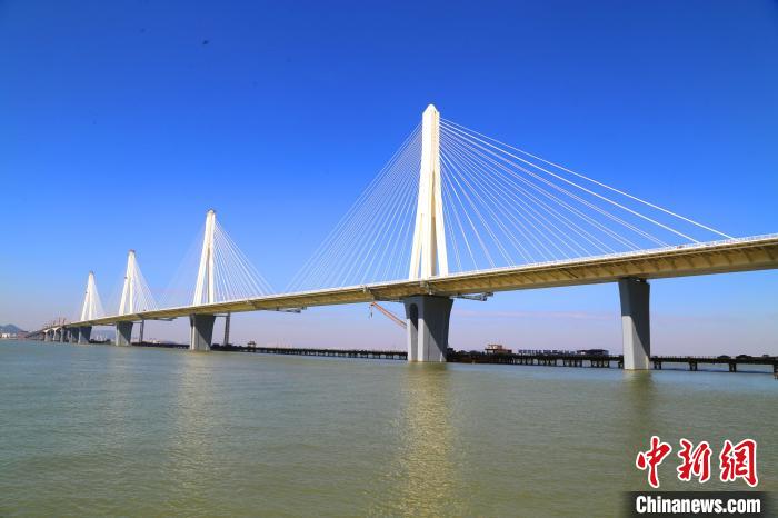 建設(shè)中的珠海金海特大橋。　孟慶虎 攝