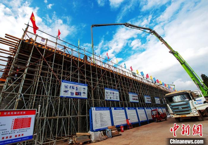 圖為渝昆高鐵云南段境內(nèi)首座大橋連續(xù)梁混凝土澆筑施工現(xiàn)場(chǎng)。　何呂鵬 攝