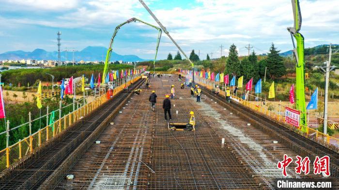 圖為渝昆高鐵云南段境內(nèi)首座大橋連續(xù)梁混凝土澆筑施工現(xiàn)場(chǎng)?！⑽馁F 攝