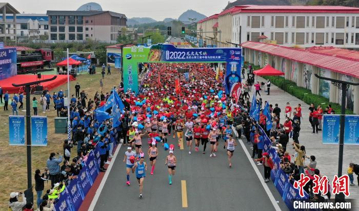 2022年龍虎山半程馬拉松鳴槍開(kāi)跑?！⒅剧?攝