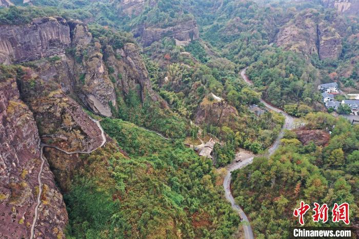 2022年龍虎山半程馬拉松鳴槍開(kāi)跑?！⒅剧?攝