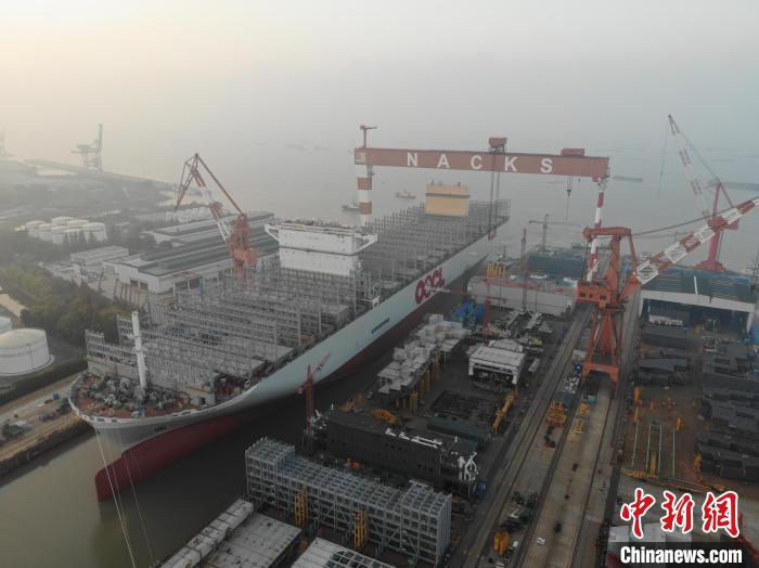 15日，全球綠色環(huán)保型集裝箱船“巨無霸”從江蘇出塢?！∧贤êＪ戮止﹫D