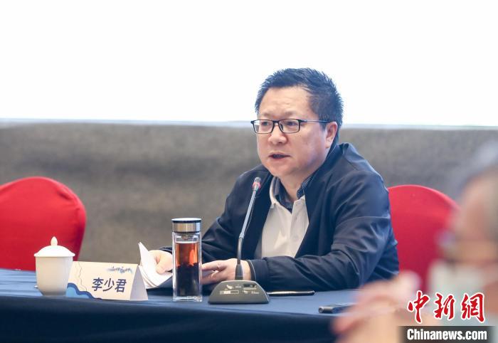 《詩刊》社主編李少君發(fā)言。　霞浦縣融媒體中心 供圖