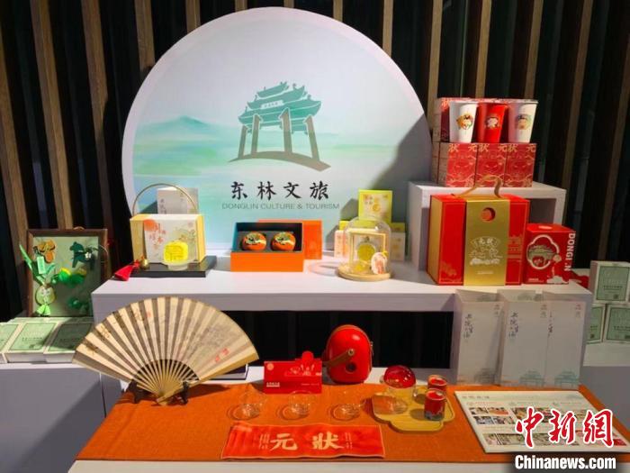 發(fā)展論壇現(xiàn)場展出的無錫城市文創(chuàng)作品?！O權(quán) 攝