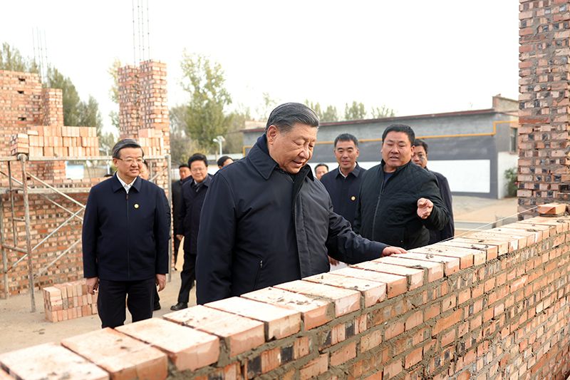 2023年11月10日，習(xí)近平總書記在河北保定涿州市刁窩鎮(zhèn)萬全莊村房屋重建施工現(xiàn)場考察。