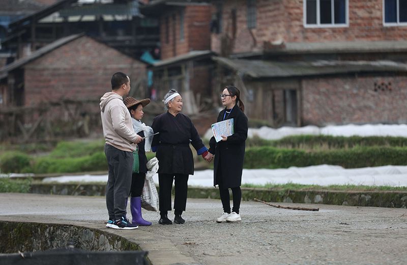 2022年3月24日，在廣西柳州市三江侗族自治縣良口鄉(xiāng)南寨村，紀(jì)檢監(jiān)察干部(右一、左一)在了解惠農(nóng)政策落實(shí)情況。