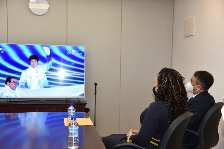 多米尼克友人與我外交官同看開幕式。中國(guó)駐多米尼克使館供圖