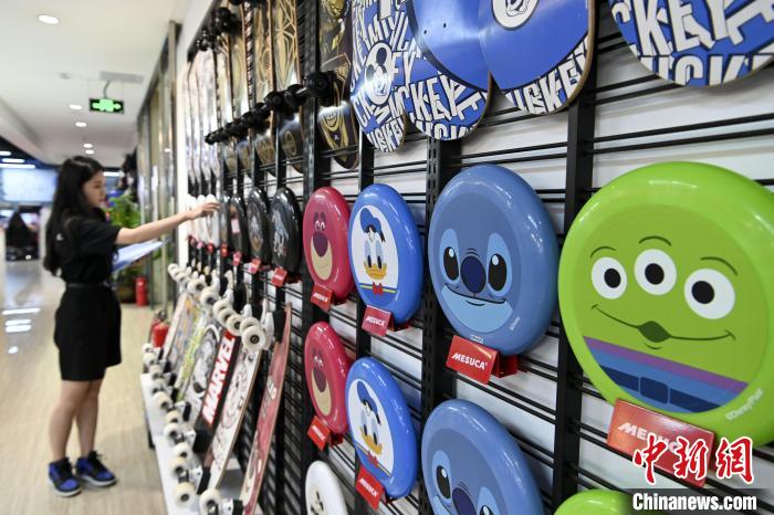 葉偉倫的體育用品公司推出了一系列IP授權(quán)款?！￡愺K旻　攝