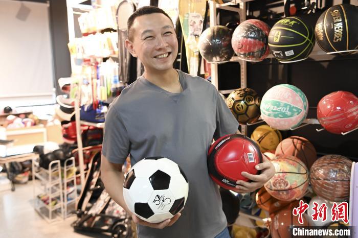 葉偉倫講述葉家在內(nèi)地的發(fā)展史，其中足球是他們家引以為傲的一個(gè)產(chǎn)品?！￡愺K旻 攝