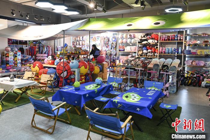 葉偉倫的體育用品公司推出了一系列產(chǎn)品?！￡愺K旻 攝