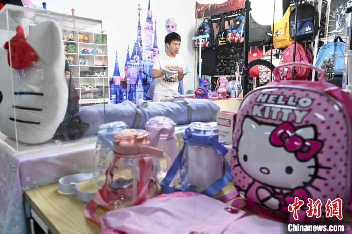 葉偉倫公司員工通過(guò)網(wǎng)絡(luò)直播方式銷售產(chǎn)品?！￡愺K旻 攝