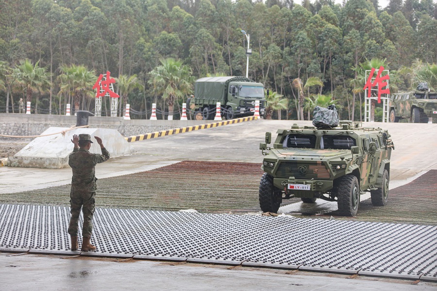 井岡山艦出發(fā)前進(jìn)行車輛裝載。井岡山艦供圖