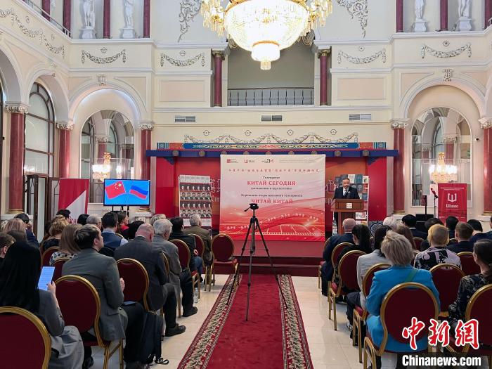 “今日中國”回顧與展望暨“閱讀中國”節(jié)目開播儀式活動現(xiàn)場?！√锉?攝