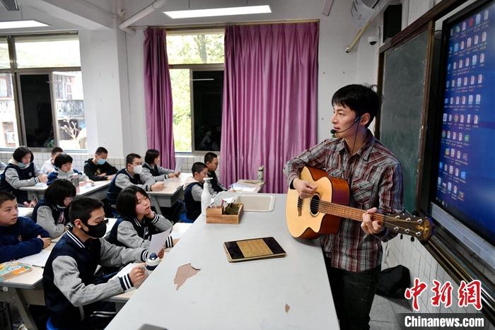 圖為3月16日，張家豪在福建福州延安中學(xué)教學(xué)。 <a target='_blank' href='/'><p  align=