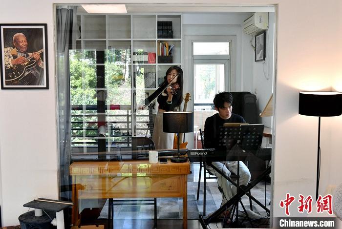 圖為3月10日，林佳臻(左)與張家豪在福建福州租的套房?jī)?nèi)排練。 <a target='_blank' href='/'><p  align=