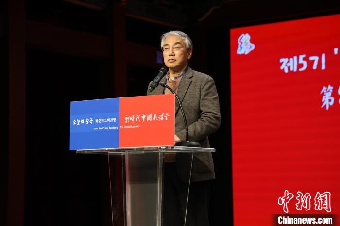 韓國前國務(wù)調(diào)整室長李錫駿致辭?！≈袊v韓國大使館供圖