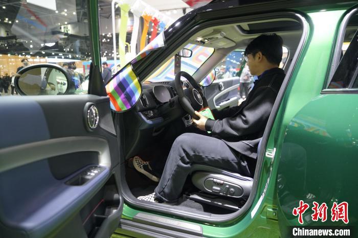 圖為觀眾在展會試駕車輛。　劉旭 攝