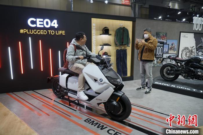 圖為觀眾在展會試駕車輛?！⑿?攝