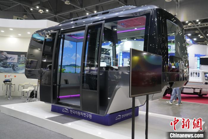 圖為展會上展示的無人駕駛移動出行工具。　劉旭 攝