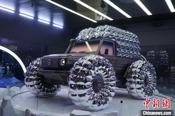 圖為梅賽德斯-奔馳和時尚品牌盟可睞(Moncler)共同設計的“Project MONDO G”?！⑿?攝