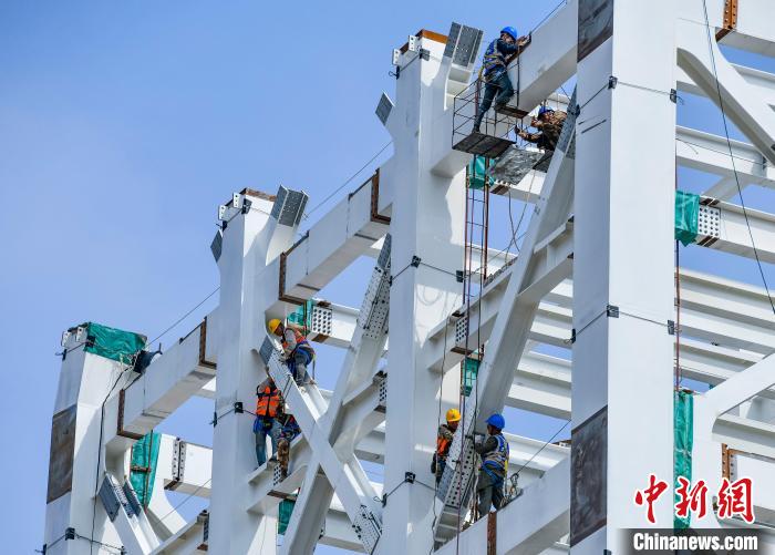 圖為海南商業(yè)航天發(fā)射場1號工位建設(shè)現(xiàn)場，工人正緊鑼密鼓施工。　駱云飛 攝