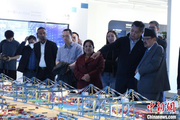 駐華使節(jié)和外交官參訪北部灣港智慧港口創(chuàng)新中心?！￡惽锵?攝