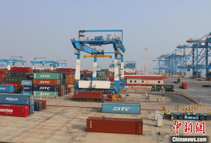 北部灣港欽州自動化集裝箱碼頭?！￡惽锵?攝