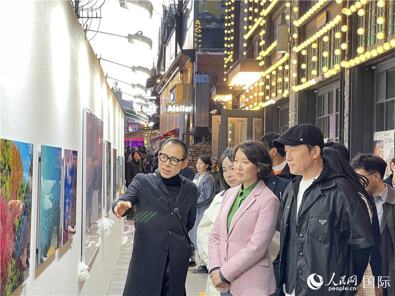 韓國(guó)中小風(fēng)險(xiǎn)企業(yè)部長(zhǎng)官李永參觀(guān)梨泰院街頭藝術(shù)展。實(shí)習(xí)生 許鵬飛攝