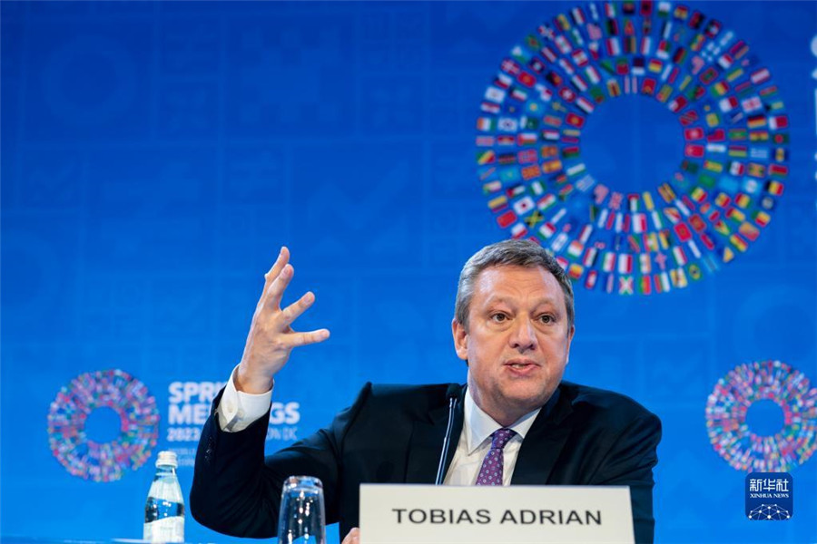 4月11日，在美國華盛頓，IMF貨幣與資本市場部主任托比亞斯·阿德里安出席記者會。新華社記者 劉杰 攝